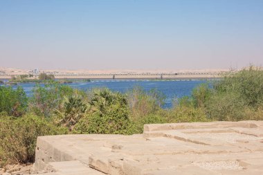 Nasır Gölü'ndeki Agilkia Adası'ndan görülen Aswan alçak barajının uzak görünümü