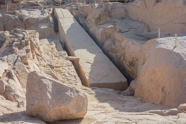 Tabanından görülen Aswan'ın bitmemiş dikilitaş