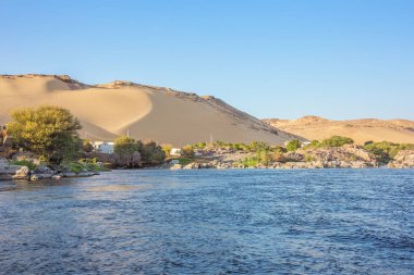 Aswan yakınlarındaki Jazirat Salujah yakınlarındaki alçak kum tepeleri