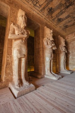 Büyük Ebu Simbel Tapınağı'nın hipostil salonuna girmek