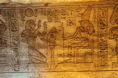 Ebu Simbel Büyük Tapınağı'nda Ramesses Ii ve Horus Bas kabartma