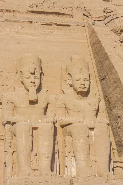 Las Colosales Estatuas Ramsés Las Estatuas Más Pequeñas Enemigos Conquistados — Foto de Stock