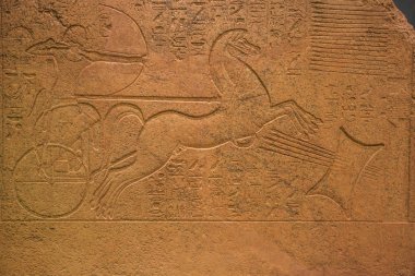 Yayın: Luksor, Mısır, 16 Ekim 2018-Luxor Müzesinde bir arabayla Amenhotep II bas Rölyef