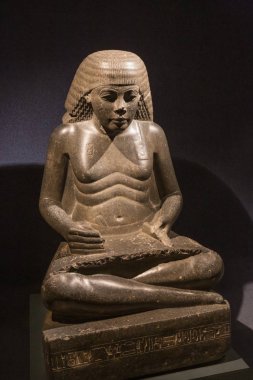 Yayın: Luksor, Mısır, 16 Ekim 2018-Luksor müzesinde Amenhotep mimarı oturma heykeli