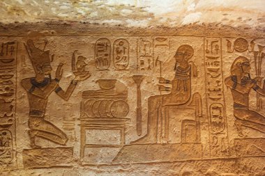 Abu Simbel 'in büyük tapınağında Firavun veren olarak Ramesses II 'nin bas Rölyef