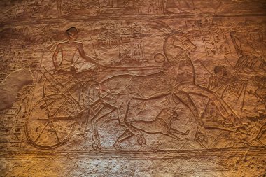 Abu Simbel büyük Tapınağı 'nda Kadesh savaşında bir arabanın içinde bir arabada Ramesses II tasvir