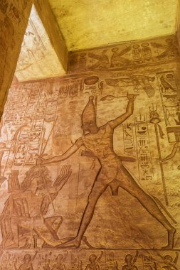 Ebu Simbel 'in büyük Tapınağı 'nda Kadesh savaşında bir düşmanı öldüren Ramler II 'nin betimleri