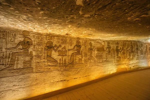 Abu Simbel büyük Tapınağı 'nda Ramesses II, Toth ve Horus 'un bas Rölyef