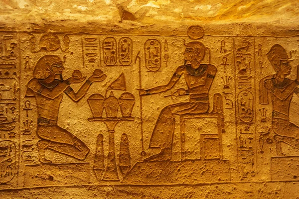 Abu Simbel büyük Tapınağı 'nda Firavun ve Tanrı olarak Ramesses II bas Rölyef