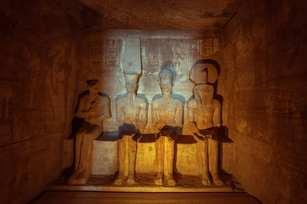 Ptah, am-ra, Ramses ve Ra-Horakhty, Abu Simbel 'in büyük tapınağında birbirlerine oturuyorlar