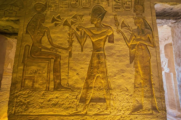 Bajorrelieve Con Ramsés Hathor Representado Pequeño Templo Abu Simbel —  Fotos de Stock