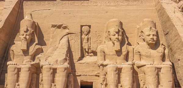 Cuatro Colosales Estatuas Ramsés Alineadas Frente Gran Templo Abu Simbel —  Fotos de Stock