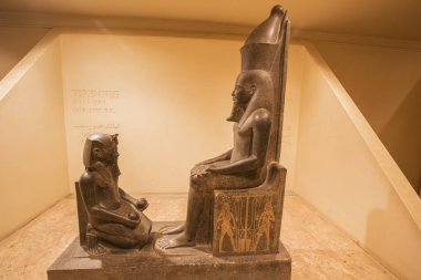 Editör: Luxor, Mısır, 16 Ekim 2018 - Luxor müzesinde Atum'un önünde diz çökmüş Horemheb Heykeli