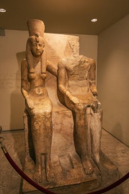 Editör: Luxor, Mısır, 16 Ekim 2018 - Amun ve Mut Luxor müzesinde birlikte oturuyorlar