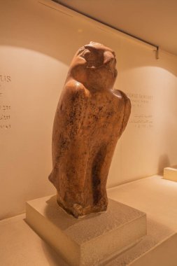 Editör: Luxor, Mısır, 16 Ekim 2018 - Luxor Müzesi'nde Horus'un kuş heykeli