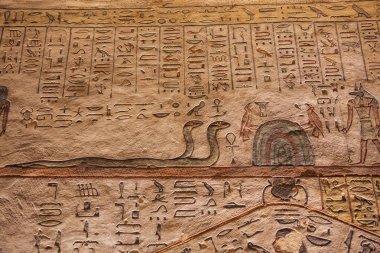 Luxor yakınlarındaki Apophis ve Anubis ile boyama