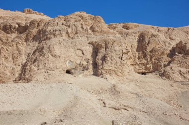 Luxor civarında Hatshepsut Tapınağı çevresindeki dağlar