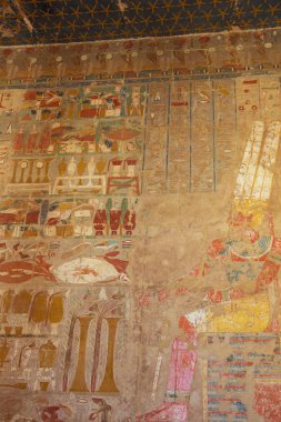 Luxor civarında Hatshepsut Tapınağı'nda firavun ile duvar boyama