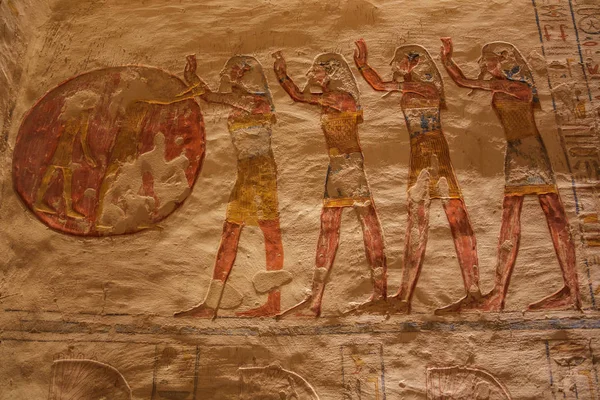 在国王谷的拉美塞七号墓中描绘崇拜太阳的画代表 — 图库照片