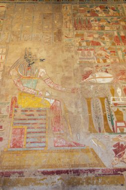 Luxor civarında Hatshepsut Tapınağı'nda Anubis ile Duvar boyama