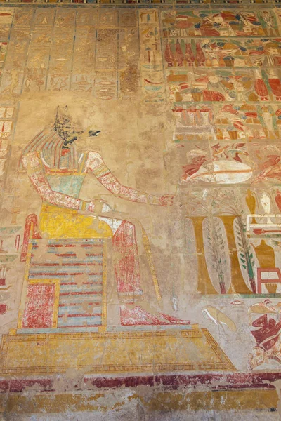 在卢克索附近的哈特谢普苏特神庙与阿努比斯的壁画 — 图库照片