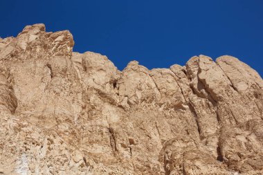 Luxor civarında Hatshepsut Tapınağı üzerinde dağlar