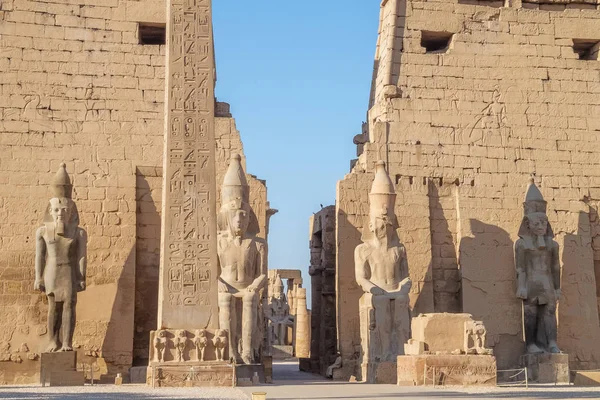 Pie Entrada Del Templo Luxor Ante Las Escenas Ramsés —  Fotos de Stock