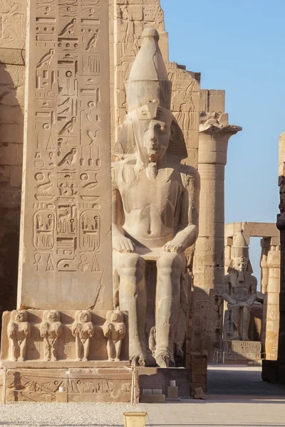 Mirando Lado Obelisco Estatua Ramsés Templo Luxor —  Fotos de Stock