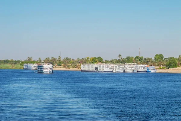 Statki Wycieczkowe Nilu Opuszczające Nabrzeże Okolicach Luksoru — Zdjęcie stockowe
