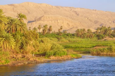 Kül Shaghab'da Nil'e yakın dağlar, Luxor ve Aswan arasında