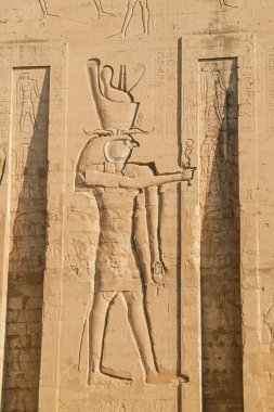 Edfu'da Horus'un bas rölyef