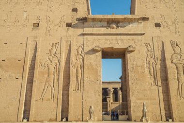 Edfu'daki Horus Tapınağı'nın girişinden bakınca