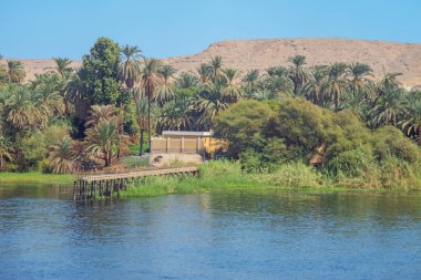 Aswan yolunda Gaafar El-Sadık Nil kıyısında bir iskele