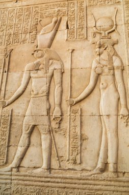 Kom Ombo Tapınağı'nda Horus ve Hathor'un birlikte tasviri