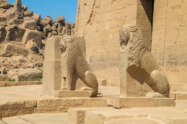 Dos Esfinges Custodiando Entrada Del Templo Isis Lago Nasser —  Fotos de Stock