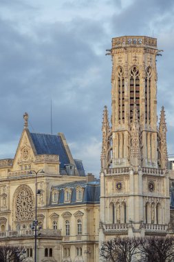 Paris'in ilk ilçesinin belediye binasının carillon çan kulesi