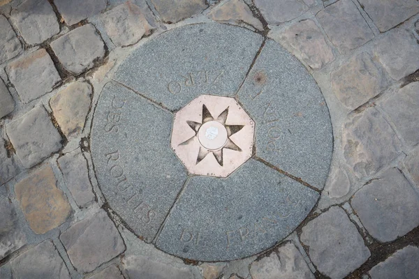 Fransa'nın yollarının sıfır noktasını gösteren kaldırım taşı. Notre Dame Katedrali'nin hemen önündeki bu noktadan tüm mesafeler ölçülür.