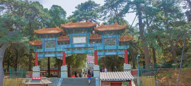 Editör: Pekin, Çin, 3 Nisan 2019 - Yaz Sarayı'ndaki Sumeru Tapınağı yakınlarındaki Kuzey Kapısı'nın görünümü