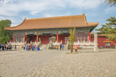 Editör: Changping, Çin, 4 Nisan 2019 - İnsanlar Ming Graves doğru giriş kapısından geçiyor