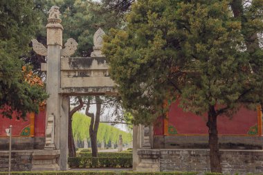Ming Graves Için Kutsal Yol üzerinde Dragon-Phoenix kapıdan bakıyor