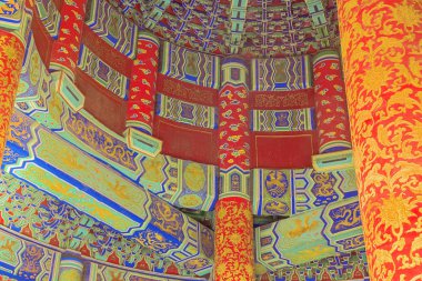 Kapıdan görülen İyi Hasat Lar İçin Dua salonunun tavanının detayı