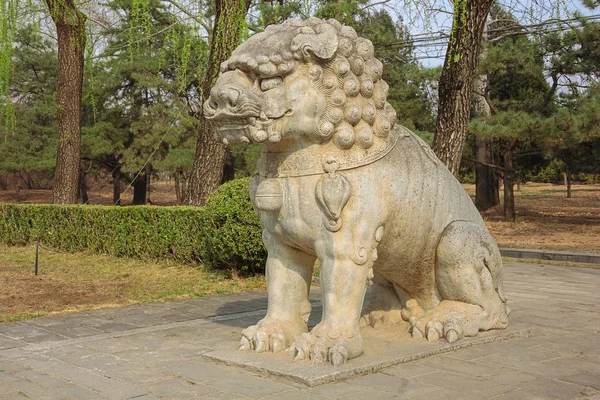 Ming Graves Kutsal Yolda oturan bir aslan heykeli