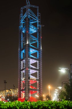 Editör: Pekin, Çin, 5 Nisan 2019 - Pekin'deki Olimpiyat sahasında kırmızı gece aydınlatmasında yayın kulesi