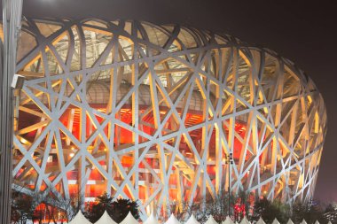 Editör: Pekin, Çin, 5 Nisan 2019 - Pekin Olimpiyat Parkı'ndaki Kuş Yuvası Stadyumu'nun gece aydınlatması