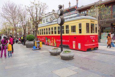 Editör: Pekin, Çin, 6 Nisan 2019 - Qianmen Caddesi'nde Pekin'de bir Hutong yakınından geçen tramvay
