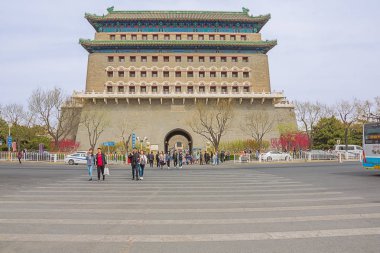 Editör: Pekin, Çin, 6 Nisan 2019 - Pekin'de hutongs yakın Qianmen St sonunda Zhengyang Kapısı üzerinden bakıyor