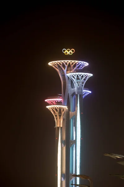 2019年4月5日 北京のオリンピック公園で異なる色で照らされたオリンピックタワー — ストック写真