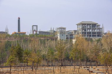 Datong yakınlarındaki Yungang Mağaraları'na giden bir kömür madeninin görünümü