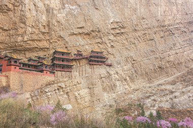 Editör: Datong, Shanxi, Çin, 8 Nisan 2019 - Datong yakınlarındaki Asma Tapınağı ile dağ duvarı