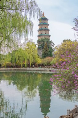 Taiyuan Jinci tapınağında Artan Buddha'nın Emanetler Kulesi için göl manzarası